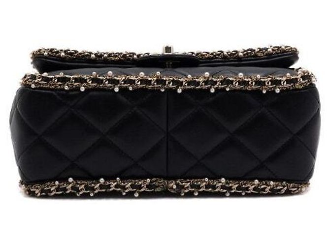Chanel Borsa a tracolla in pelle d'agnello nera con logo CC dorato, patta, perle e catena dorata Nero - vista 8