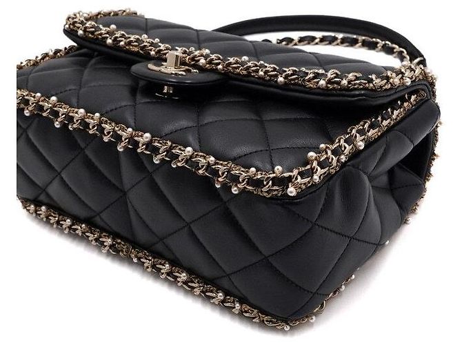 Chanel Borsa a tracolla in pelle d'agnello nera con logo CC dorato, patta, perle e catena dorata Nero - vista 9