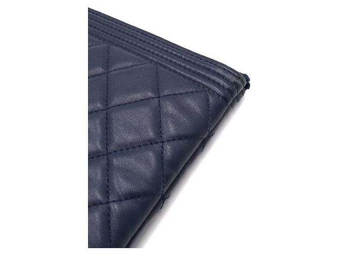 Chanel Clutch Boy Large in pelle di agnello blu navy - vista 13