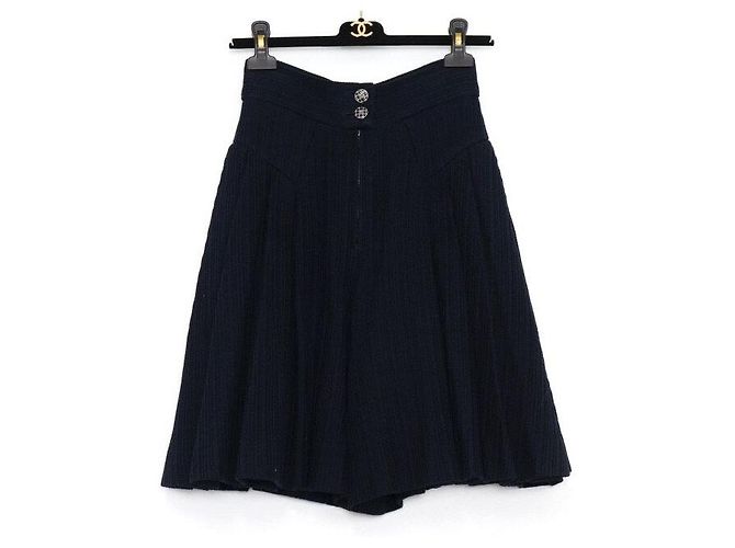 Chanel Navy Baumwolle CC Button Damen-Jacke und Rock Set
Navy Baumwolle CC Button Damen-Jacke
Navy Baumwolle CC Button Damen-Rock Blau - Ansicht 6