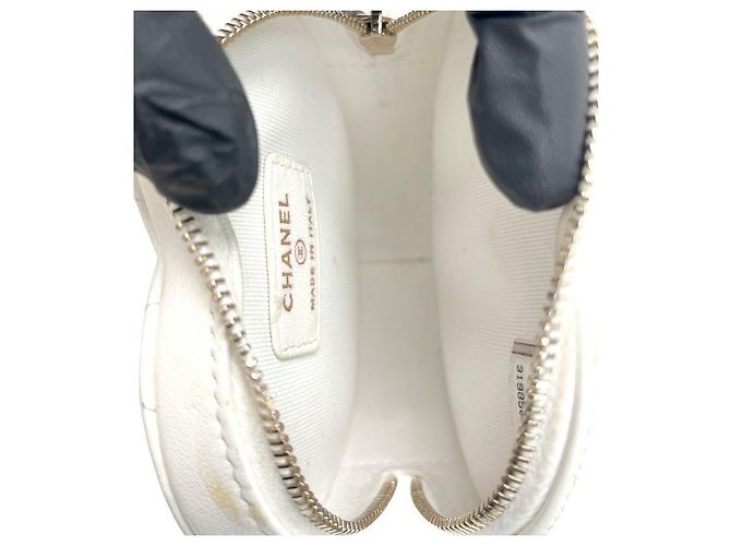 Chanel Mini bolso cinturón de corazón en cuero blanco - vista 11