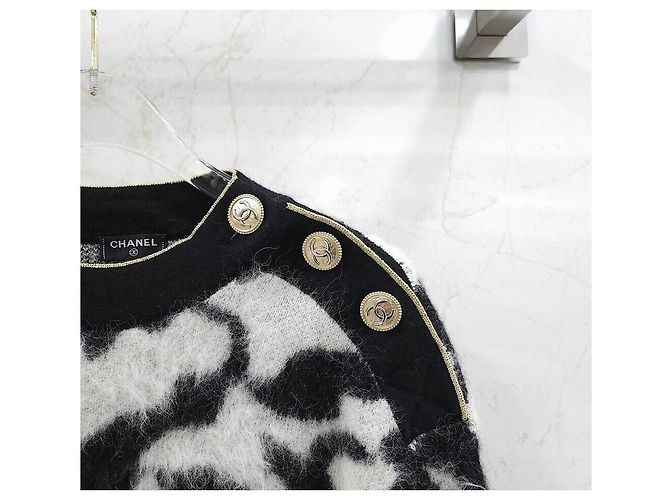 Chanel Alpaka-Strick mit CC-Logo-Knopf - Ansicht 4