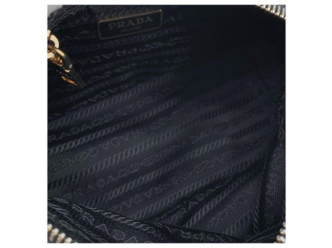 Prada Pouch in nylon con logo triangolo dorato e tracolla Nero - vista 7