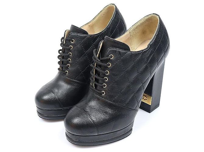 Chanel Gesteppte Blockabsatz-Stiefeletten aus schwarzem Lammleder - Ansicht 2