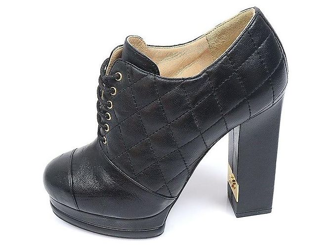 Chanel Gesteppte Blockabsatz-Stiefeletten aus schwarzem Lammleder - Ansicht 3