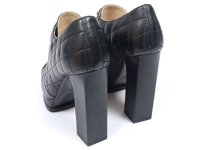 Chanel Gesteppte Blockabsatz-Stiefeletten aus schwarzem Lammleder - Ansicht 4