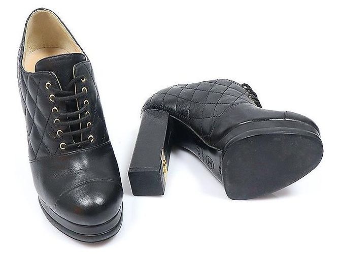 Chanel Gesteppte Blockabsatz-Stiefeletten aus schwarzem Lammleder - Ansicht 5