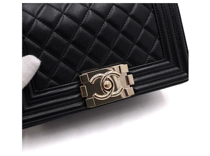 Chanel Borsa a tracolla e crossbody Boy Small in pelle d'agnello con catena dorata Nero - vista 11