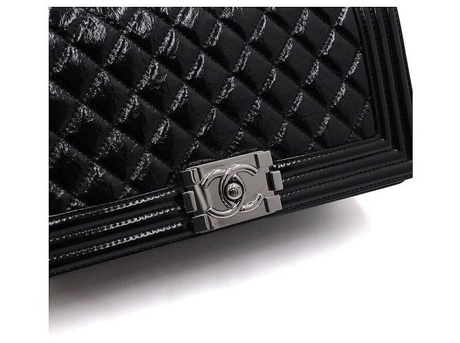 Chanel Borsa a tracolla e spalla Boy Medium Flap in vitello verniciato nero con catena argentata - vista 11