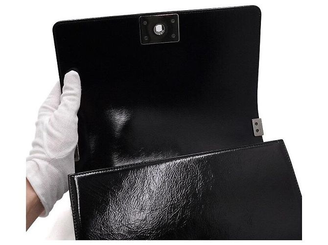Chanel Borsa a tracolla e spalla Boy Medium Flap in vitello verniciato nero con catena argentata - vista 6