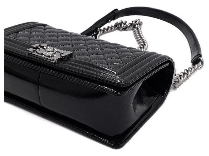 Chanel Borsa a tracolla e spalla Boy Medium Flap in vitello verniciato nero con catena argentata - vista 9