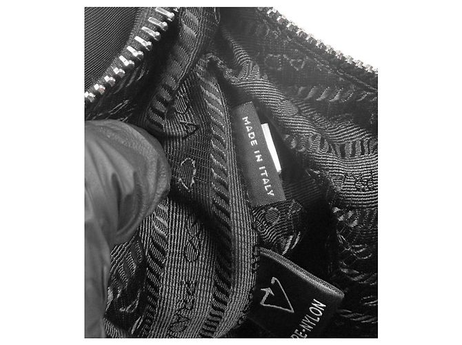 Prada Borsa a tracolla hobo multi in Re-Nylon nera Nero - vista 8
