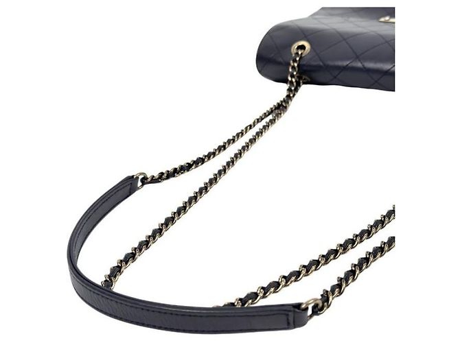 Chanel Borsa a tracolla matelassé con patta blu navy - vista 12