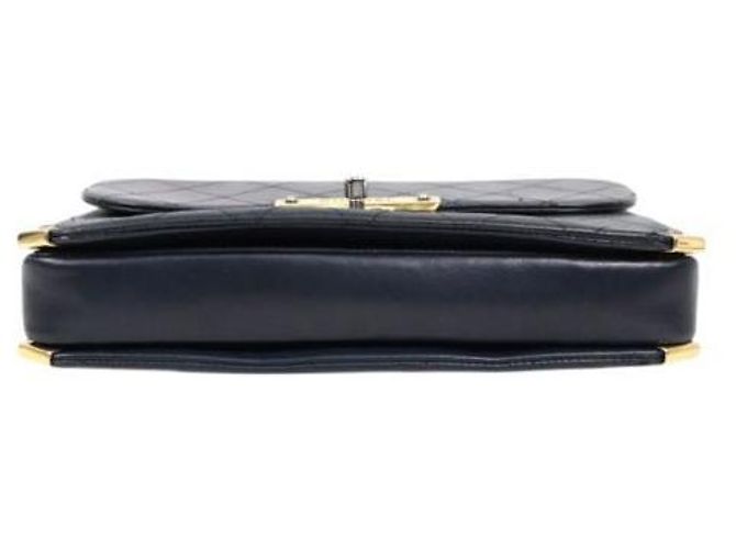 Chanel Borsa a tracolla matelassé con patta blu navy - vista 4