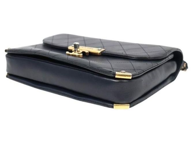 Chanel Borsa a tracolla matelassé con patta blu navy - vista 7