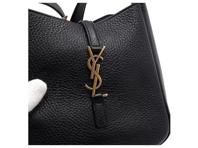 Saint Laurent Borsa a tracolla LE Mini Baby Shoulder Bag in pelle nera - vista 10