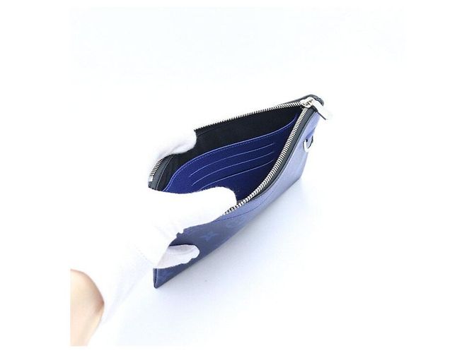 Louis Vuitton Mini Clutch Portafoglio Discovery Monogram in pelle Taiga Cobalt Blue - vista 3