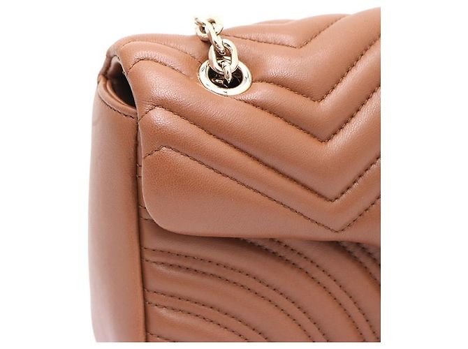 Gucci Borsa a tracolla matelassé media GG Marmont con catena dorata Marrone - vista 11