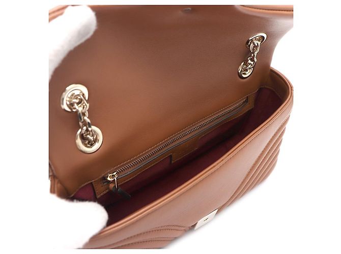 Gucci Borsa a tracolla matelassé media GG Marmont con catena dorata Marrone - vista 14