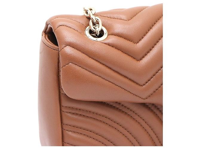 Gucci Borsa a tracolla matelassé media GG Marmont con catena dorata Marrone - vista 4