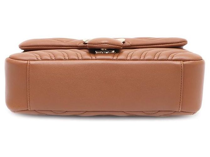 Gucci Borsa a tracolla matelassé media GG Marmont con catena dorata Marrone - vista 5