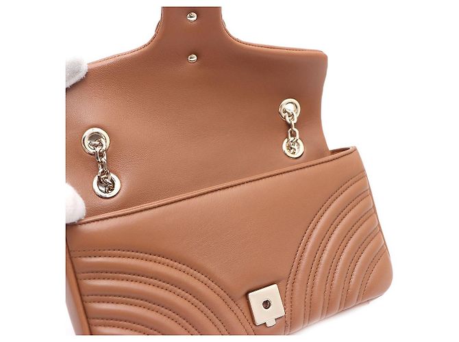 Gucci Borsa a tracolla matelassé media GG Marmont con catena dorata Marrone - vista 6