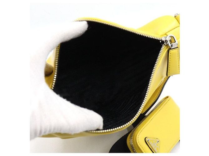 Prada Borsa a tracolla e spalla in pelle gialla con logo triangolare - vista 5