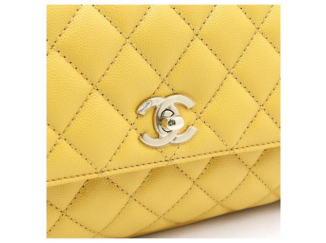 Coco Handle Chanel Sac à main Tote Small Flap Top Handle en cuir Caviar jaune avec chaîne dorée et bandoulière - vue 5