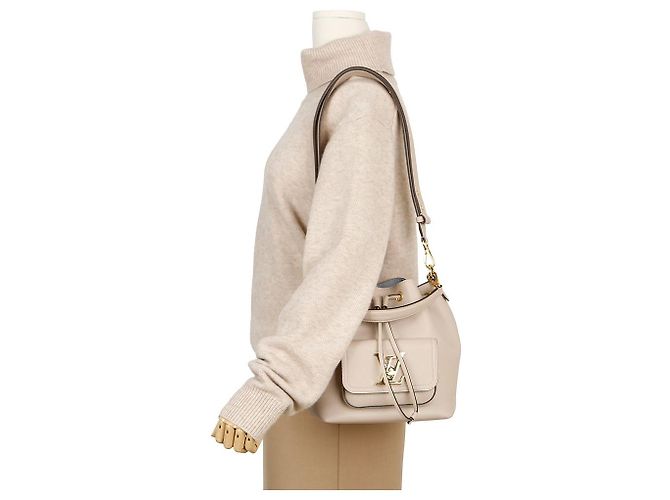Louis Vuitton Borsa bucket in pelle grana Gris Marrone - vista 8
