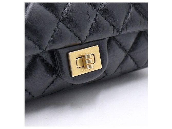 2.55 Chanel Vintage Micro-Gürteltasche aus Kalbsleder mit goldener Kette - Ansicht 4