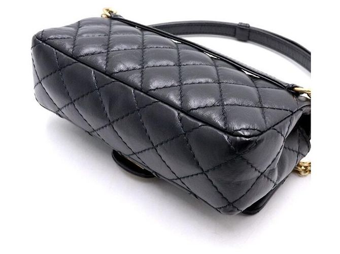 2.55 Chanel Vintage Micro-Gürteltasche aus Kalbsleder mit goldener Kette - Ansicht 6