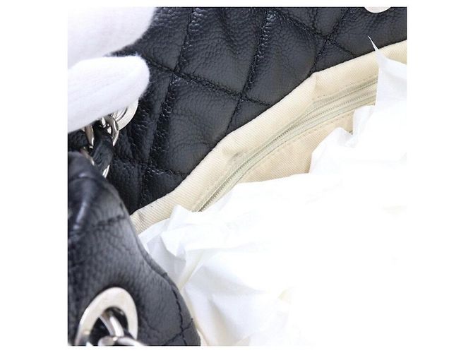 Chanel Borsa a tracolla Timeless CC in pelle caviar morbida nera con catena argentata Nero - vista 6