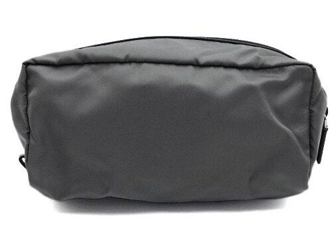 Prada Unisex Re-Nylon Pouch Bag grau mit Dreiecks-Logo - view 4