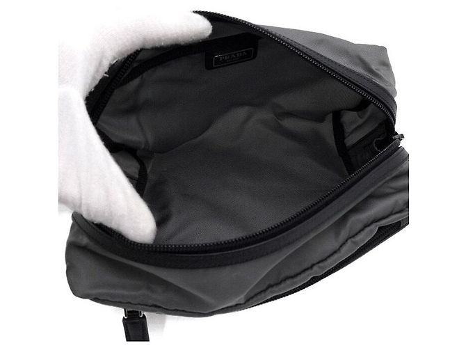 Prada Unisex Re-Nylon Pouch Bag grau mit Dreiecks-Logo - view 5