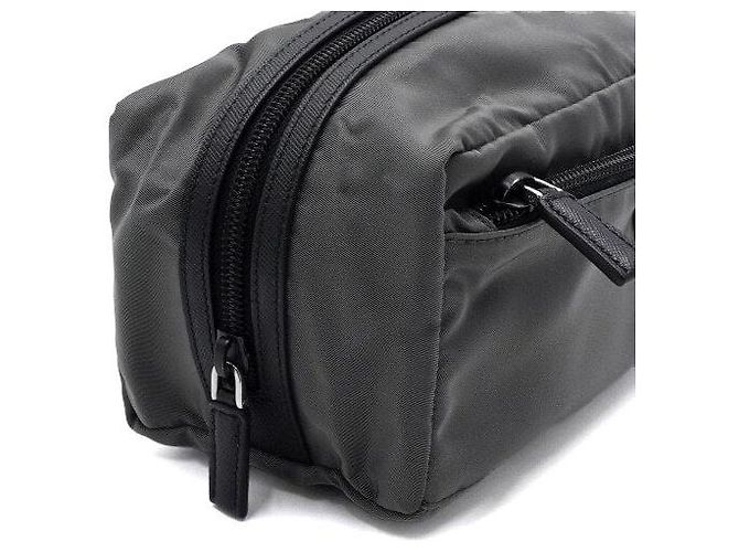 Prada Unisex Re-Nylon Pouch Bag grau mit Dreiecks-Logo - view 7