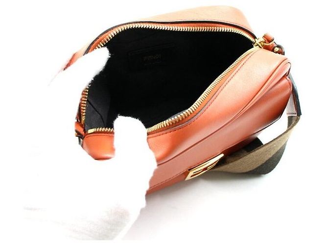 Fendi Mini Baguette Borsa Camera con Logo Dorato a Tracolla - vista 4
