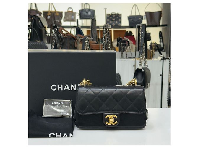 Chanel Bolsa de aba acolchoada com corrente dourada Series Preto - vista 3