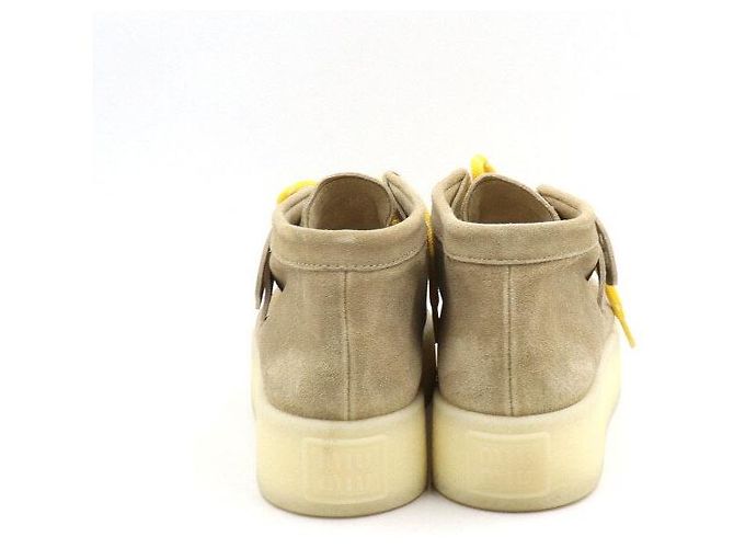 Miu Miu Botas Desert de cuña en ante lavado para mujer Dorado - vista 6