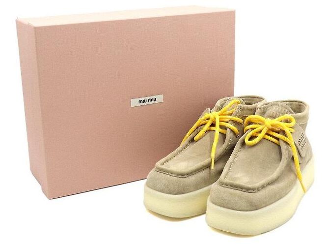 Miu Miu Botas Desert de cuña en ante lavado para mujer Dorado - vista 7