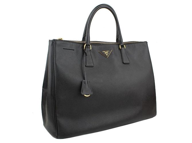 Prada Saco Tote Grande em Saffiano Preto com Ferragens Douradas - vista 2