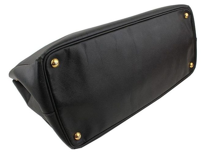Prada Saco Tote Grande em Saffiano Preto com Ferragens Douradas - vista 4