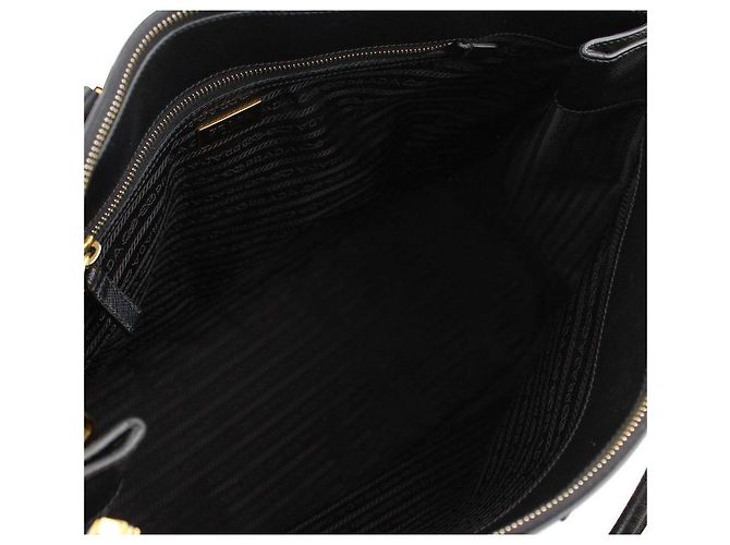 Prada Saco Tote Grande em Saffiano Preto com Ferragens Douradas - vista 5