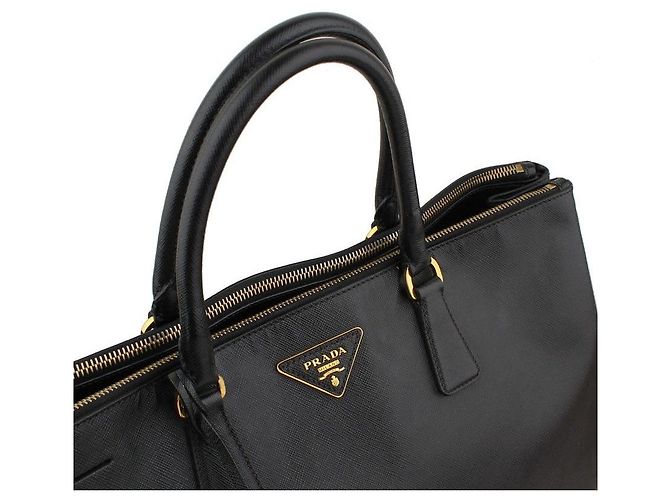 Prada Saco Tote Grande em Saffiano Preto com Ferragens Douradas - vista 6