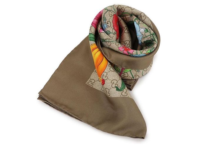 Gucci Lenço Quadrado em Twill de Seda com Estampa GG Marrom - vista 3