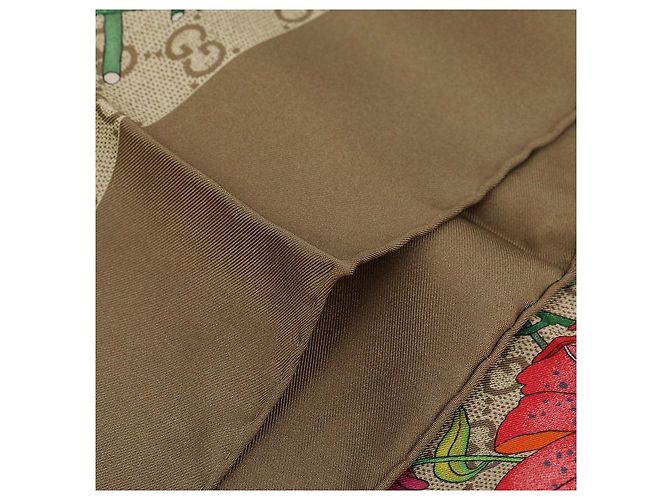Gucci Lenço Quadrado em Twill de Seda com Estampa GG Marrom - vista 7