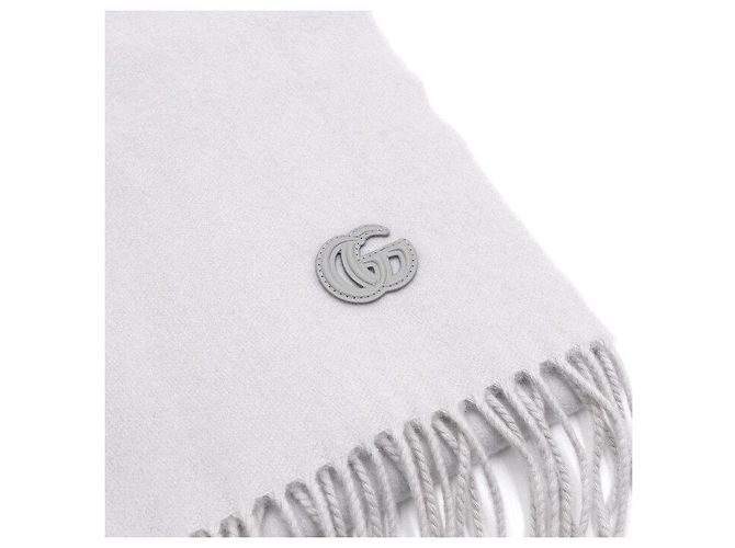 Gucci Kaschmirschal in Hellgrau mit GG-Logo - Ansicht 3