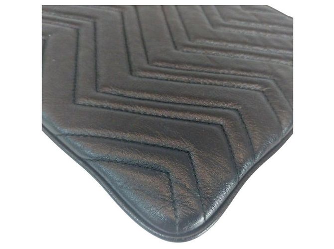 Gucci Pouch in pelle nera con dettagli dorati Clutch Matelassé Nero - vista 4