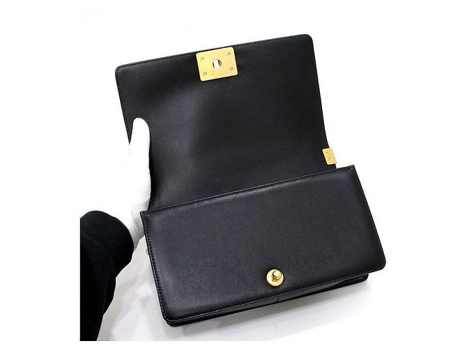 Chanel Borsa a tracolla da donna Boy Medium in lambskin nero con catena dorata - vista 6