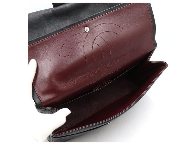 Chanel Vintage Schultertasche mit Klappe und silberner Kette Schwarz - Ansicht 5