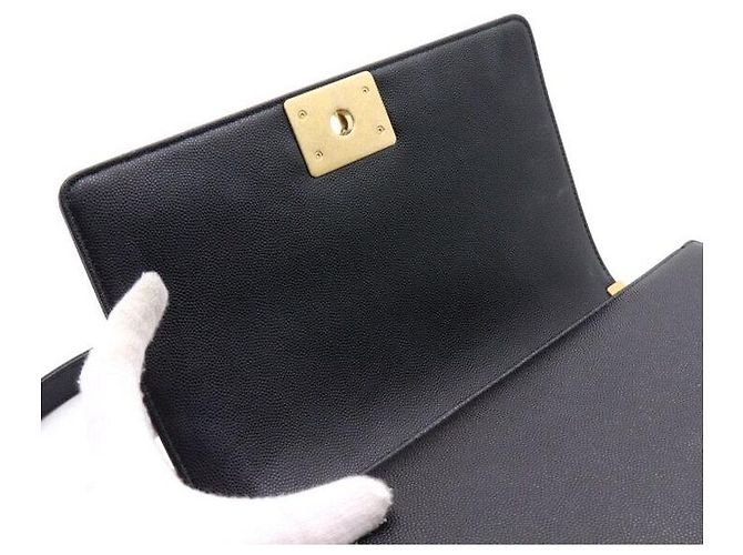 Chanel Bolso de hombro Boy Caviar Medium Flap con cadena dorada Negro - vista 5